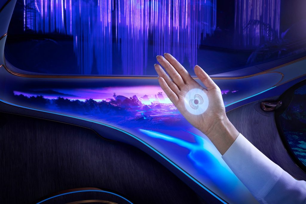 《阿凡達》概念車實體化！　賓士曝光實測影片「透明門＋33片仿生鱗片」超未來