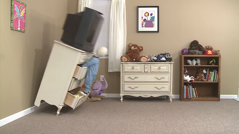 真實模擬小寶寶在家爬櫃子　「傢俱沒釘好」下場太悲劇