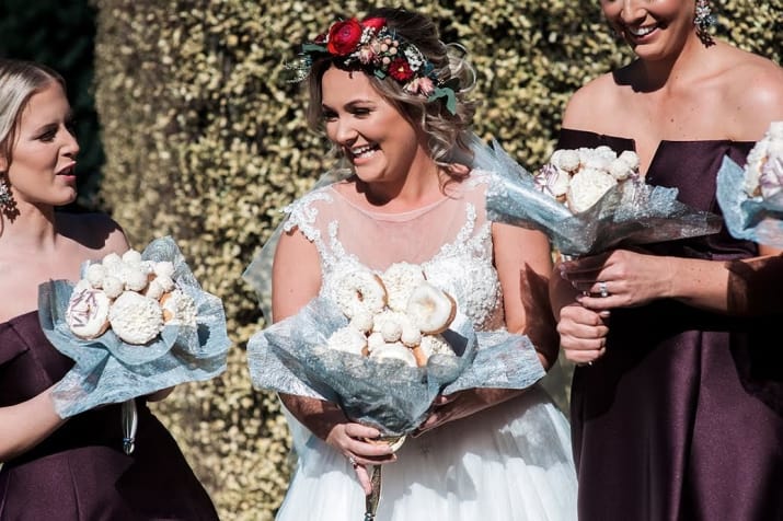 這個新娘一反傳統開心使用「甜甜圈花束」出場，賓客一看到就尖叫想衝上前吃掉！