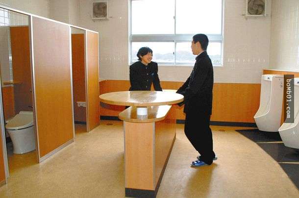 日本學校的新型廁所中間都會放一張桌子，答案公布讓大家都超傻眼「這樣也可以？」！