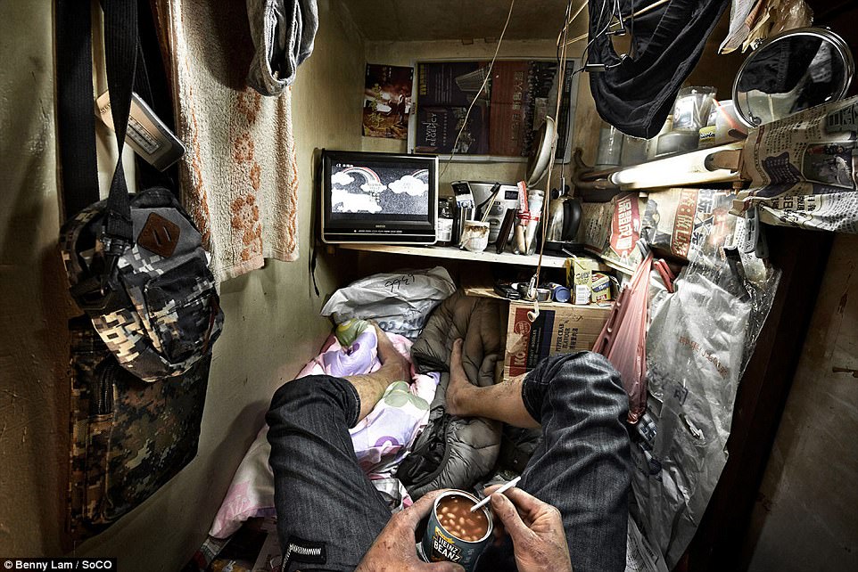 24張「香港人已經習以為常、外國人嚇到臉歪」的「棺材房」實拍照片！