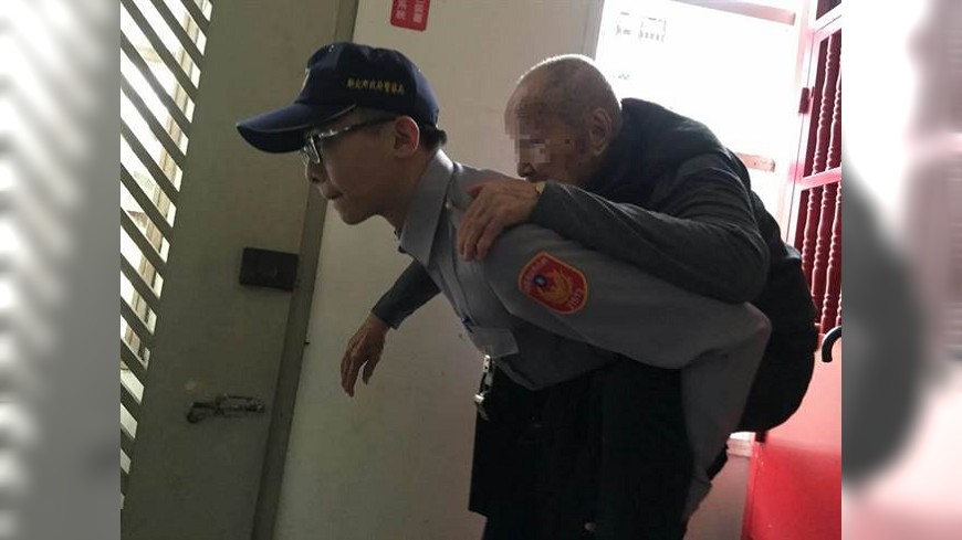 104歲老爺爺鬧脾氣不要志工背上樓，直到暖警對他說了「一句話」瞬間就融化他的心！