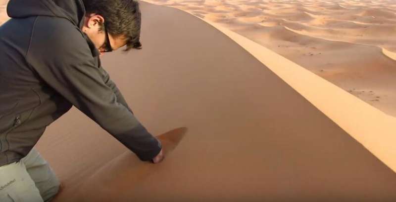 網友在撒哈拉沙漠用力一挖　流沙瞬間變迷人藝術超療癒