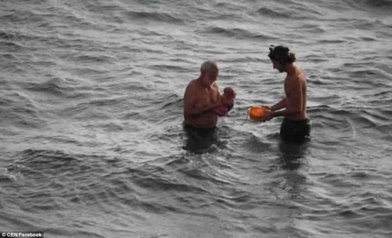 海裡突然迸出一個嬰兒！　觀光客在紅海分娩　媽媽生完小孩「一臉沒事」走上海灘