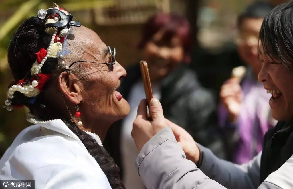 74歲大爺每逢週末就扮成「潮奶奶」上街跳舞，他坦承背後原因其實是「為了96歲老母親」！