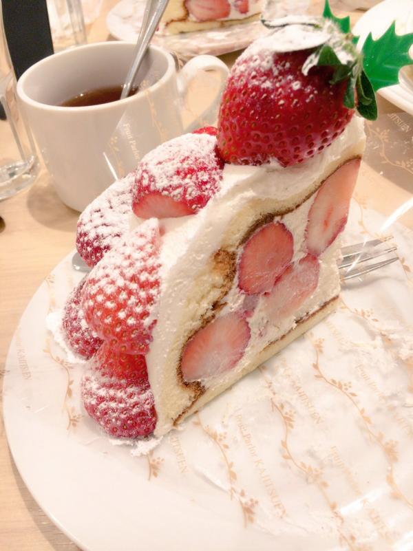 日本人都在瘋這個「非常不一樣的水果蛋糕」，沒在手軟的草莓滿到看不到蛋糕了啦！