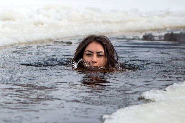 凍齡秘訣就是「每週冰湖裸泳」！　正妹沒人猜出真實年齡　公開的照片超養眼