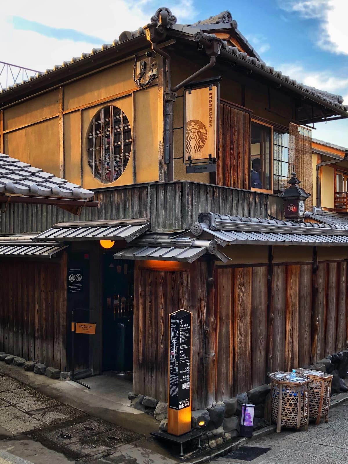 想來開店就得聽我的！京都規定「招牌需古色古香」　沒有紅黃色的麥當勞超罕見