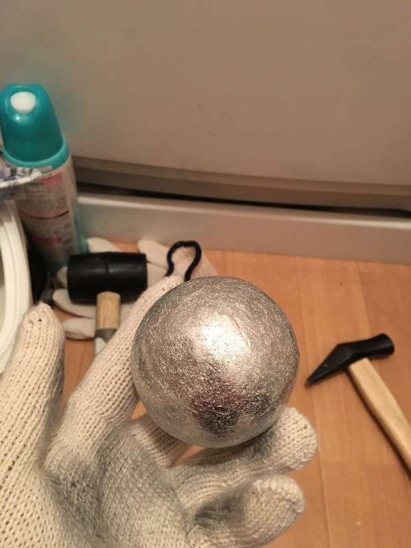 日本網友嗨玩「鋁箔紙變鋁箔球」　他在家實測…真的做出一顆超閃亮的