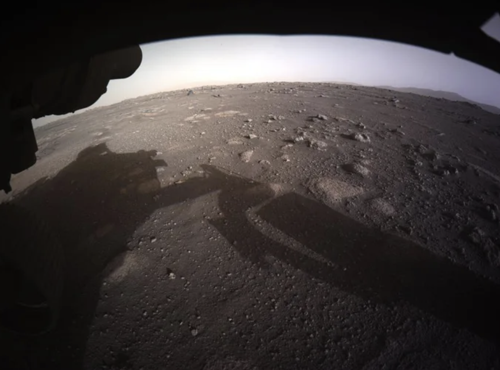 NASA毅力號著陸火星！　人類首度拍下「火星彩色照片」：還能感受外星的風聲