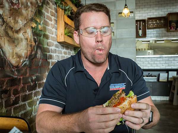 瘋了！　澳洲推史上最辣「斷魂椒漢堡」　顧客要簽契約才能吃