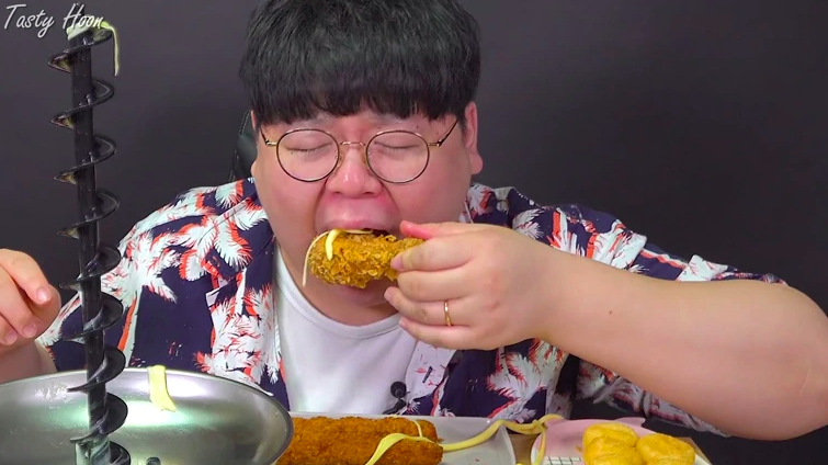 韓國吃播自製「起司噴泉」　結果起司「亂飛甩滿臉」網笑翻：第一次看到有人被起司揍