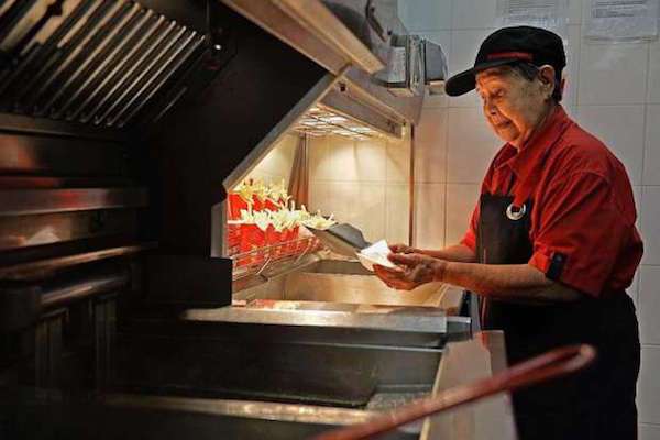70歲應徵麥當勞！阿嬤不靠子女養自己賺　工作到「人生最後一刻」離開