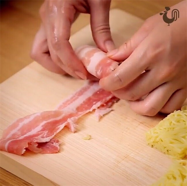 日本網友把拉麵「切成超奇怪的9宮格」，煎好後就變成了大家也馬上跑去廚房跟著做的培根美食！