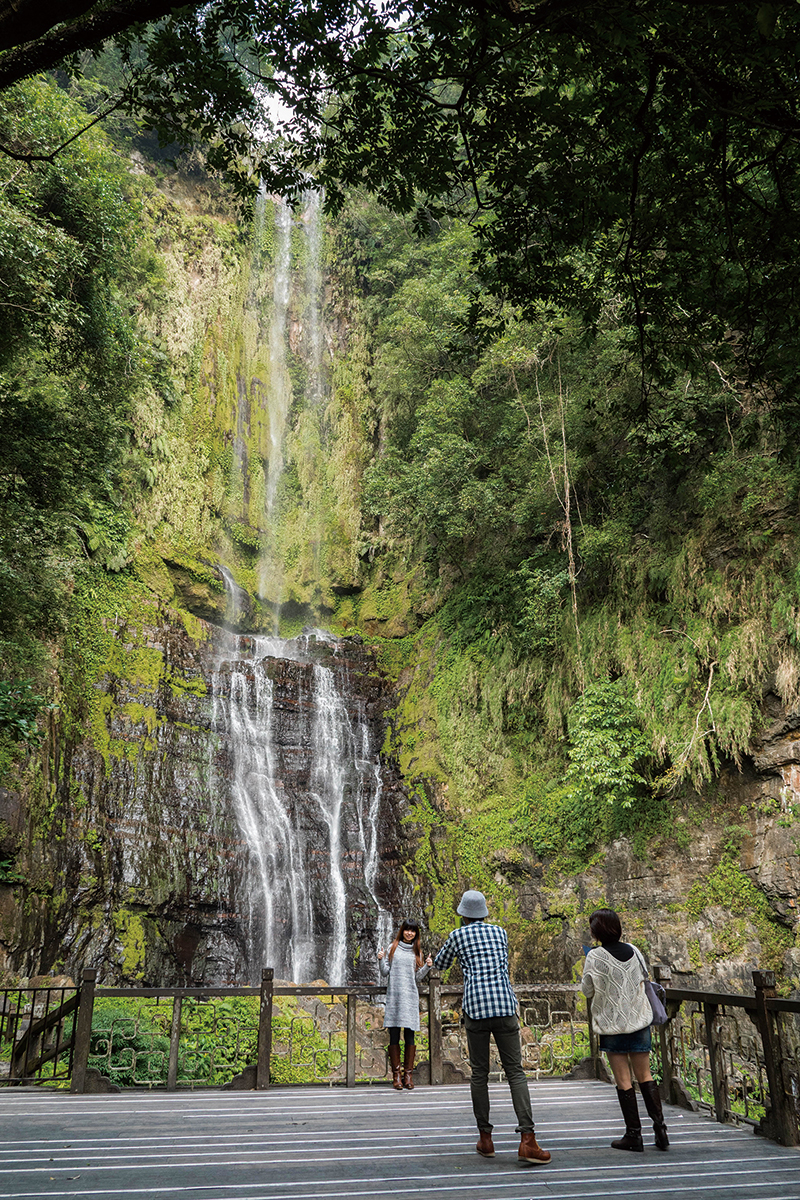 封4年終於重啟！宜蘭最美秘境「五峰旗瀑布」回歸　登山賞40米仙境瀑布