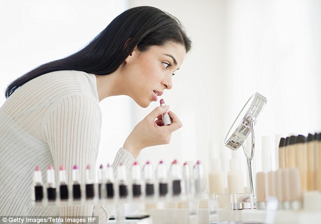 專家警告「不要隨便使用化妝品店的試用品」，已經有一名女子染上性病…甚至有可能癱瘓！