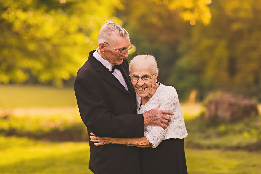 這對老夫老妻在結婚65週年拍曬恩愛記念照，從他們的互動大家都感受到依然濃烈的愛意！