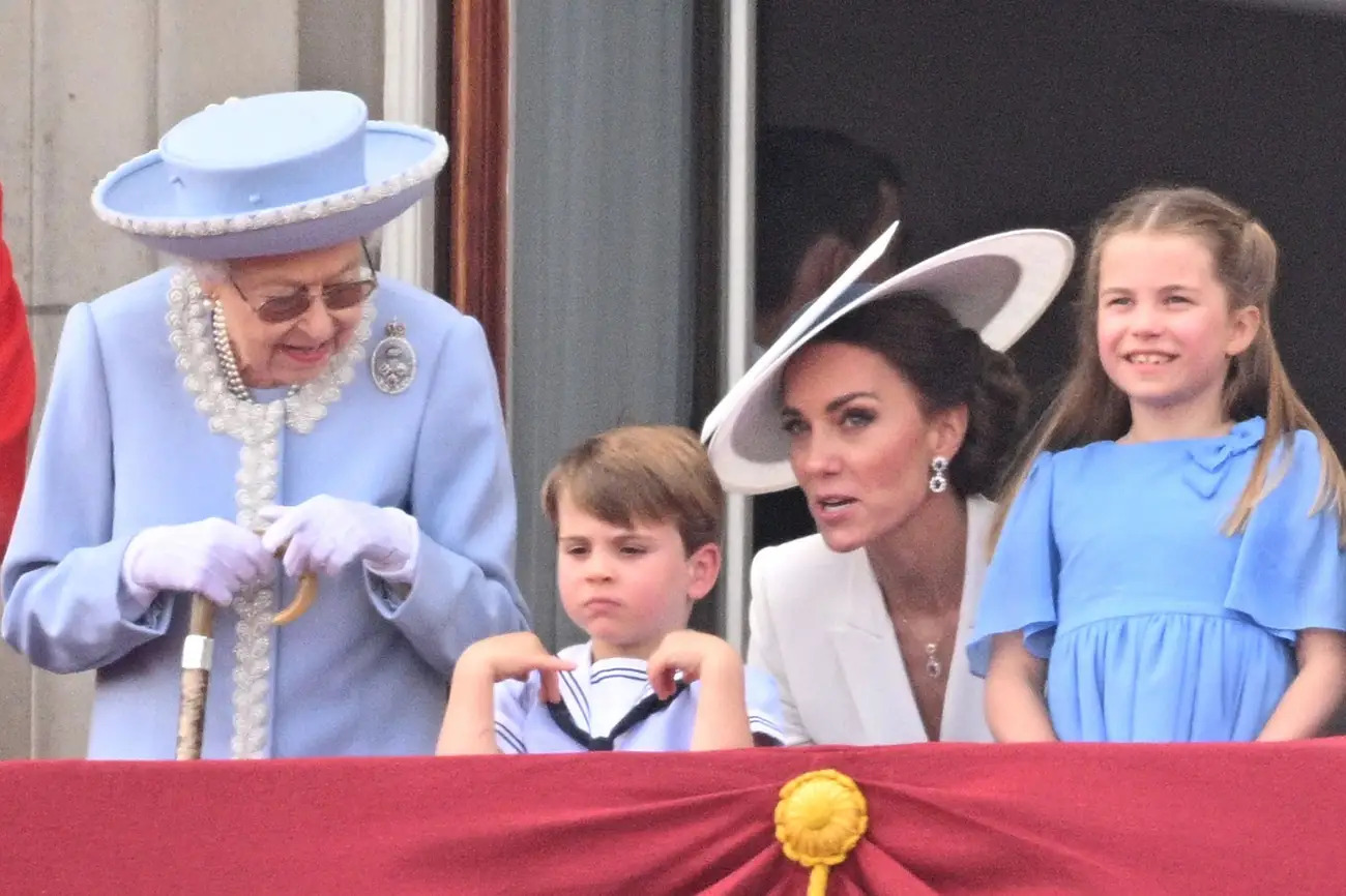 英國女皇登基70週年！4歲路易小王子「全程太真實」　網笑：跟親戚聚會的你