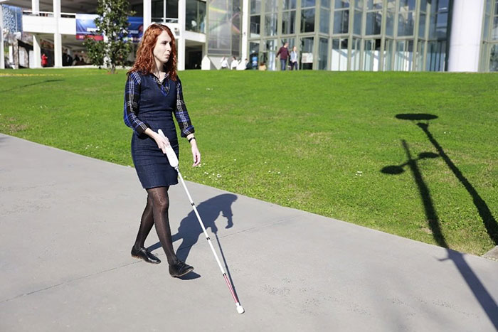 視障工程師發明超強「智慧型拐杖」　輸入目的地就可以順利直達