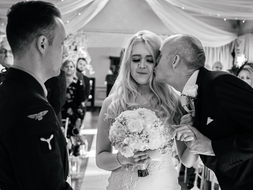 不想把妳嫁給那個臭小子！　26位爸爸在女兒婚禮的「忍淚瞬間」：妳永遠是心中的寶貝