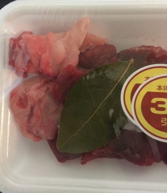 揭秘日本超市的冷凍牛肉盒「會加一片葉子的用途」，超特別做法讓網友驚呼：長知識了！