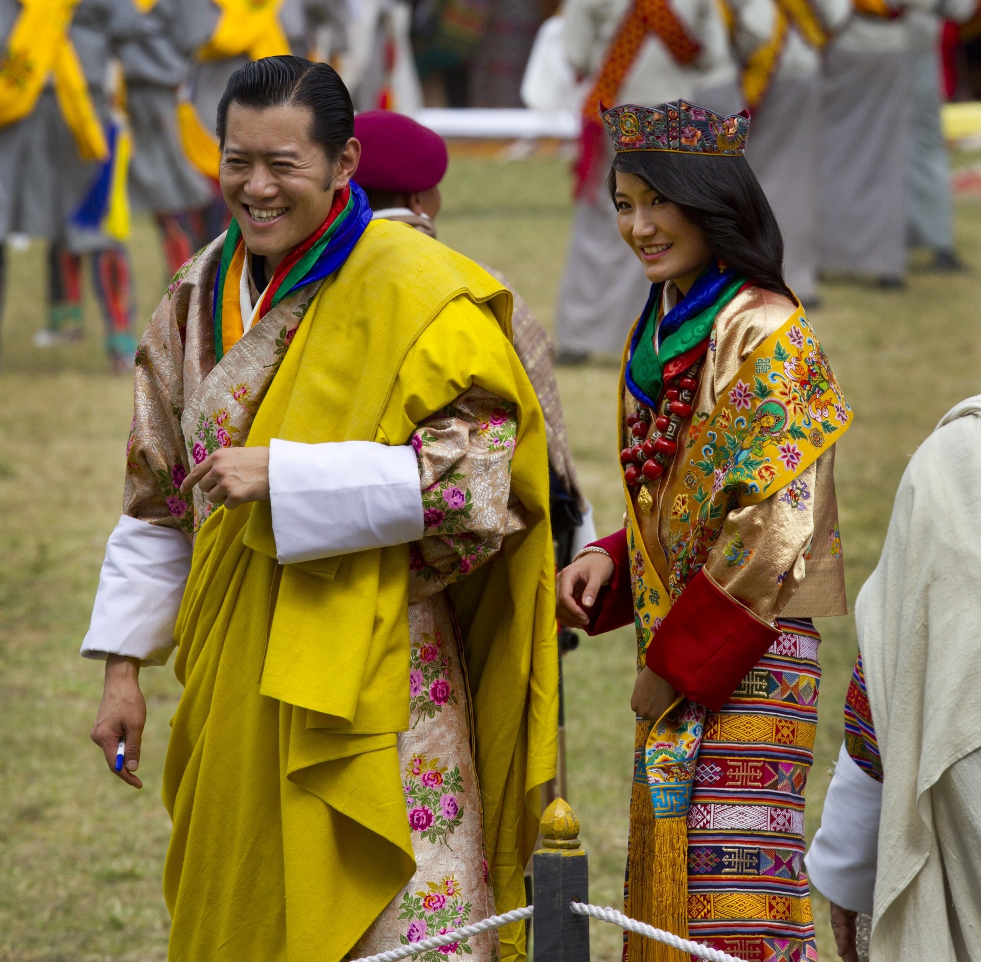 7歲就一見鍾情！不丹皇后喜懷二胎 國王為她「廢多妻制」：她一直是我的唯一 | boMb01
