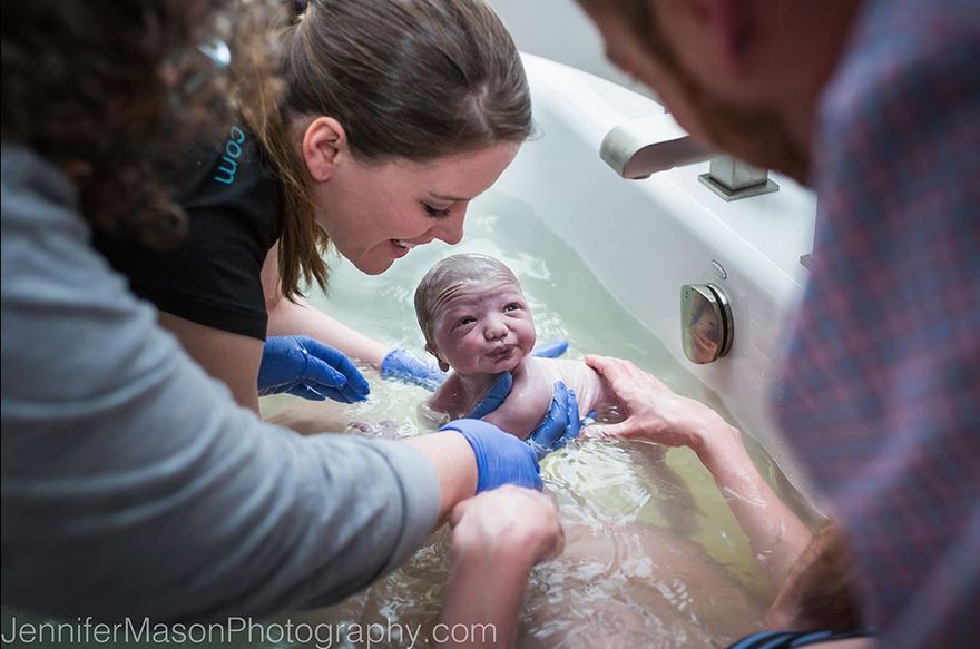 20張證明「媽媽會拼了命忍住痛生下寶寶」的專業分娩瞬間照片！