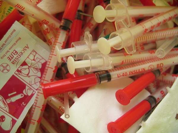用同一支針筒為160多人注射　醫院馬上解僱護理師　病人恐感染肝炎、愛滋病