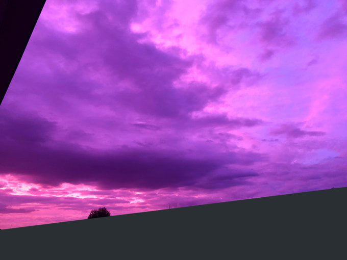 年度最強颱「哈吉貝」讓天空變迷幻紫　日網友拍下異象：真的是魔王來了