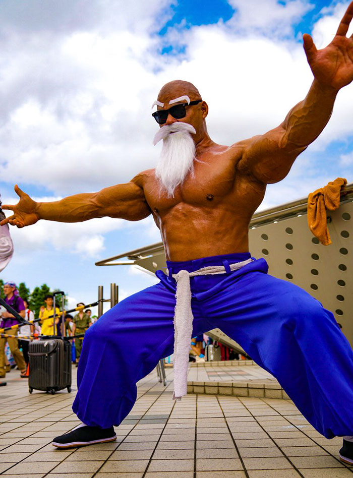 日本健身狂人Cosplay成地表最強「肌肉龜仙人」，他一出場就讓路人尖叫搶著要合照！