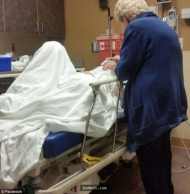 63年夫婦一起在病床上牽著手，接著發生的事讓在場的醫護人員都哭紅了雙眼…