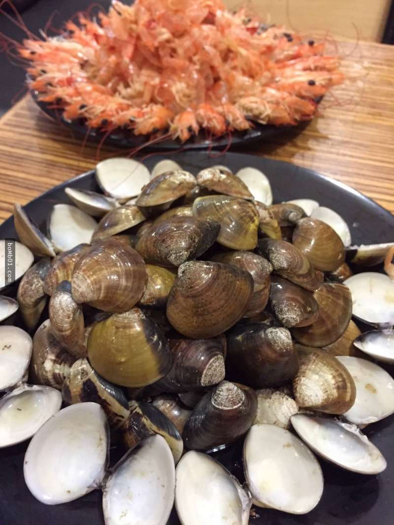 大學生來到活蝦吃到飽店狂嗑下幾十隻蝦子，接著還把蝦殼排成連老闆都驚呆的超屌擺盤！