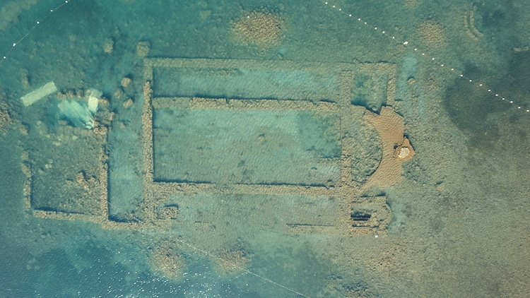 疫情帶來的奇蹟！　土耳其湖面發現隱藏「水下教堂」：1600年前的古蹟清晰可見