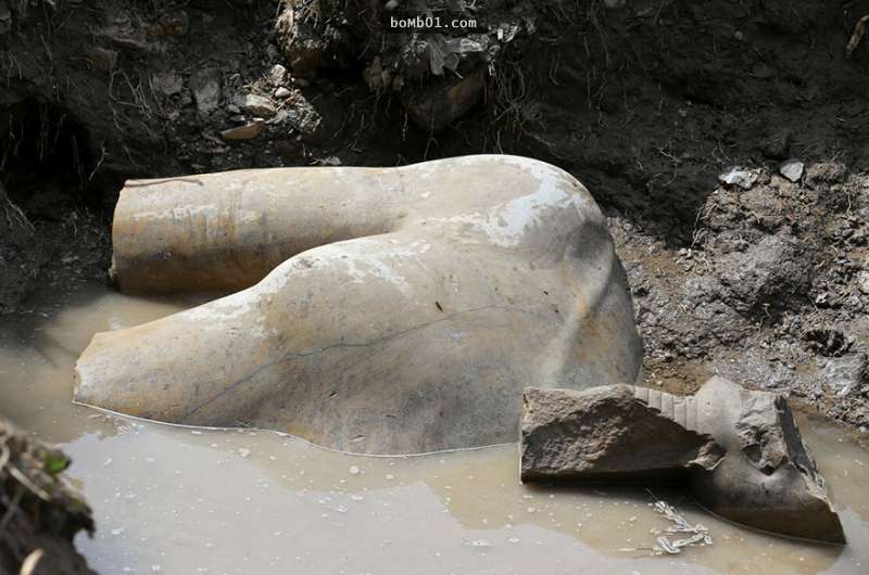 考古團隊在埃及貧民窟挖出這個「歷史3000年的法老雕像」，高達8公尺的規模讓官員驚嘆「史上最重要發現」！