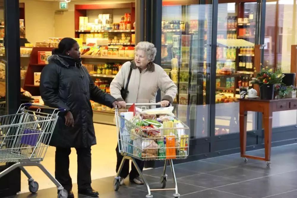 超市、郵局…全部攏係假！　虛擬小鎮「8年瞞152名老人」：他們卻活得自由又快樂