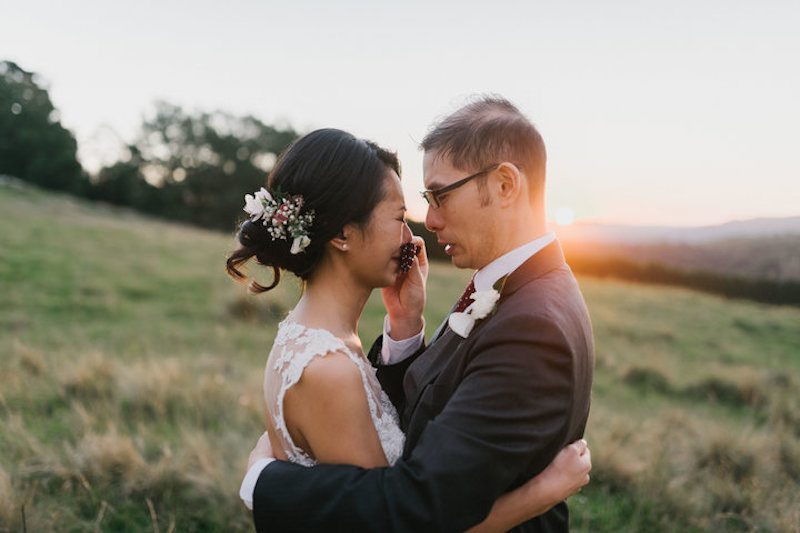 攝影師要求新人「不要擺拍，而是告訴老婆這句話」，結果新娘瞬間落淚拍出完美照片感動上萬網友！