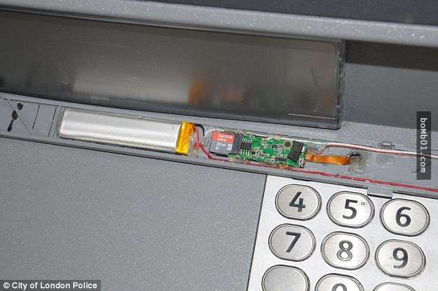 你能找到被偷偷安裝在ATM的針孔攝影機嗎？告訴身邊的人下次領錢時一定要仔細檢查啊！