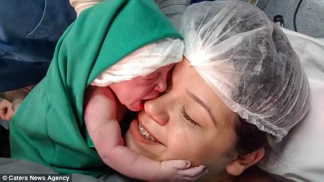 醫生抱剛剛出生的寶寶給媽媽看　寶寶「一把抱住媽媽」太感人