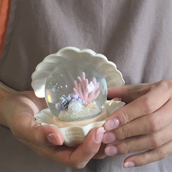 是小美人魚的寶物嗎？　韓國話題度滿滿「貝殼水晶球」手心上握著整個海洋