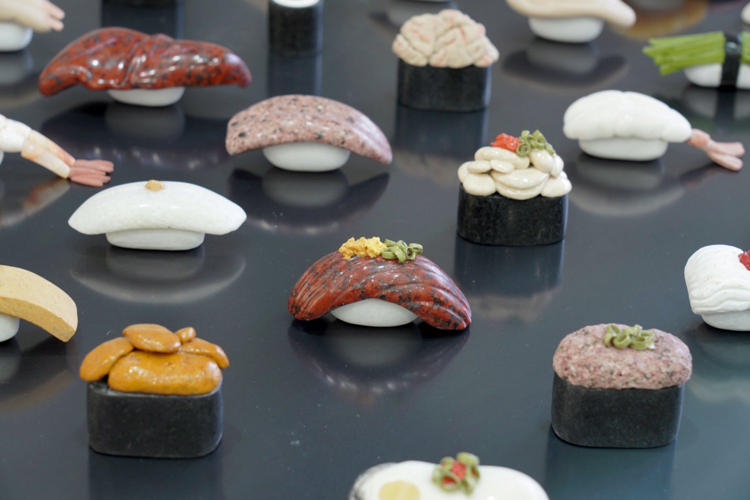 【日本】最美味石頭！　藝術家雕刻「天然石頭壽司」　豪華擺整桌網友看傻：餓了！