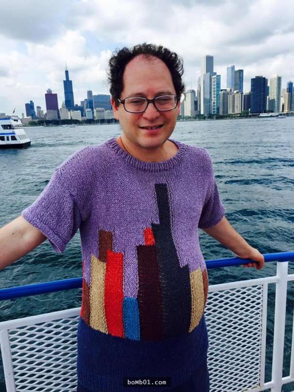 他用沒有人想到的方法拍攝「最獨特旅遊紀念照」，全世界的景點都織在他的毛衣上了！