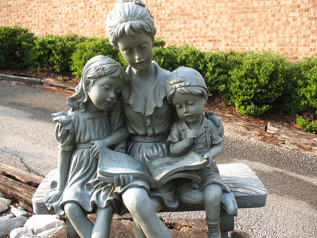 16個「美到讓人想馬上回家抱緊媽媽」的偉大母愛雕塑