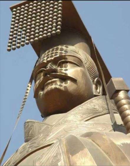 6噸秦始皇銅像被「一陣怪風」吹倒　中國網友大膽嘲諷：帝制倒了