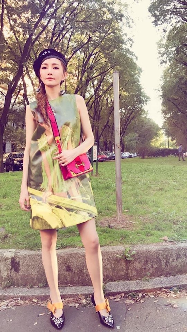 謝金燕現身米蘭時裝周「招牌顴骨突然消失」，照片讓網友完全認不出來…直呼「她哪位」？