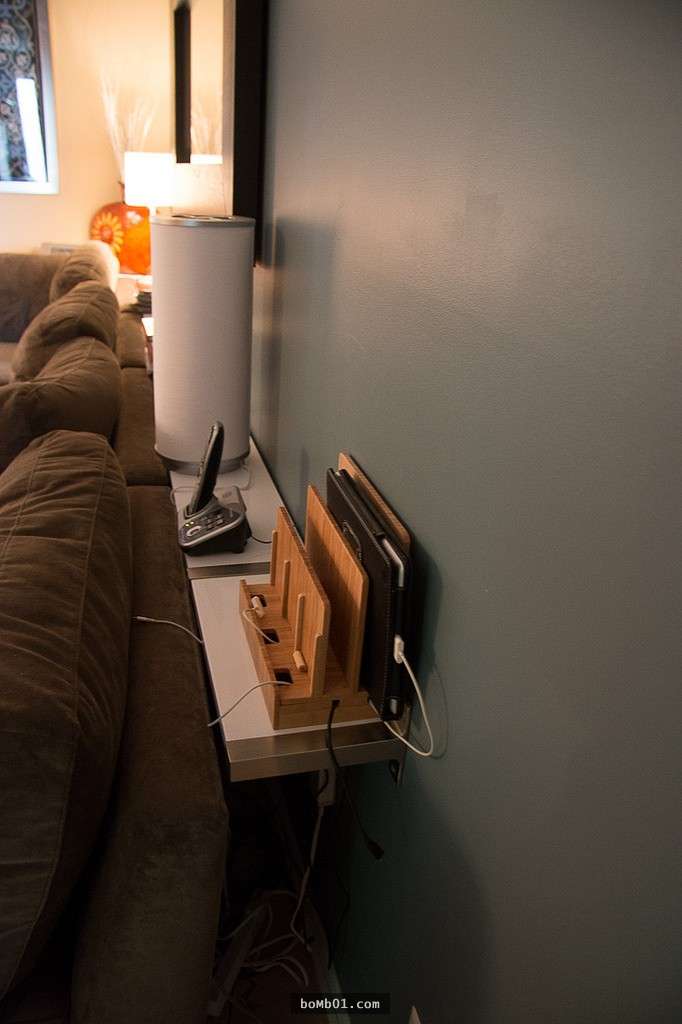 他把從IKEA買來的層板裝在牆壁上時看不出要幹嘛，直到把沙發推過去…我怎麼會沒想到啊！