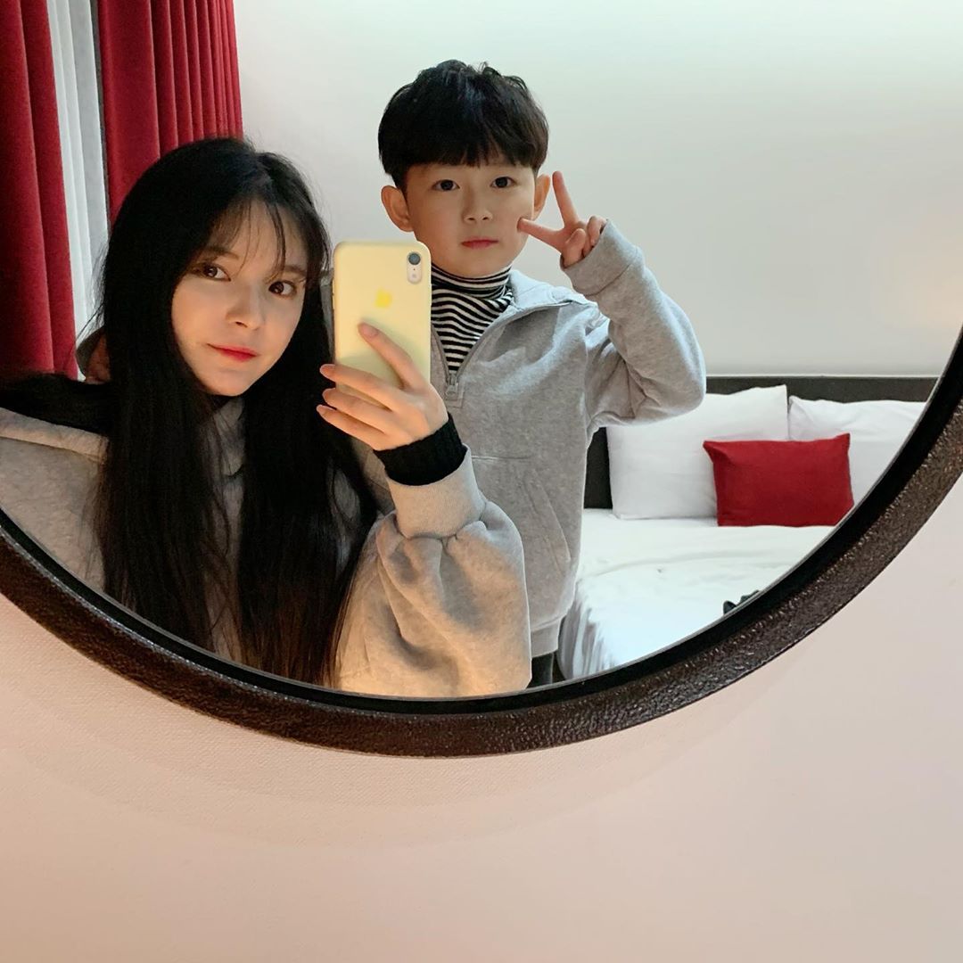 這是天使吧♡ 韓國正太「顏值超標」萌暈姐粉 媽媽也超正「驚艷同框照」:基因太強大!