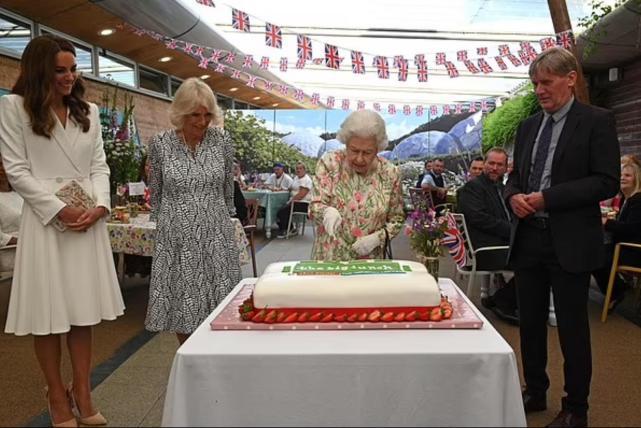 超幽默！英國女王「元首高峰會」禮儀劍切蛋糕　旁人遞小刀她神回：這把比較特別
