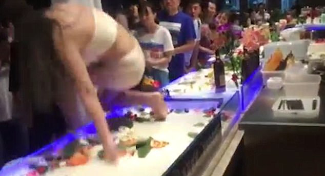 這個人體壽司女模「被客人用手摸下體」，下一秒她馬上跳起來直接跟客人幹架！