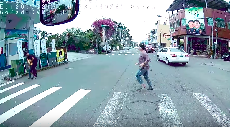 尿急男童過馬路被撞飛！　行車記錄器拍到「360度旋轉下跪」　隔著螢幕看也嚇一跳
