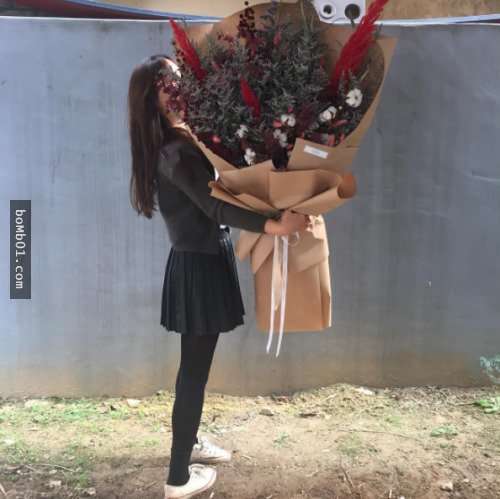 韓國男友現在都送「這種花束」讓女友超有面子，讓人hold不住的的浪漫讓路人都看呆了！